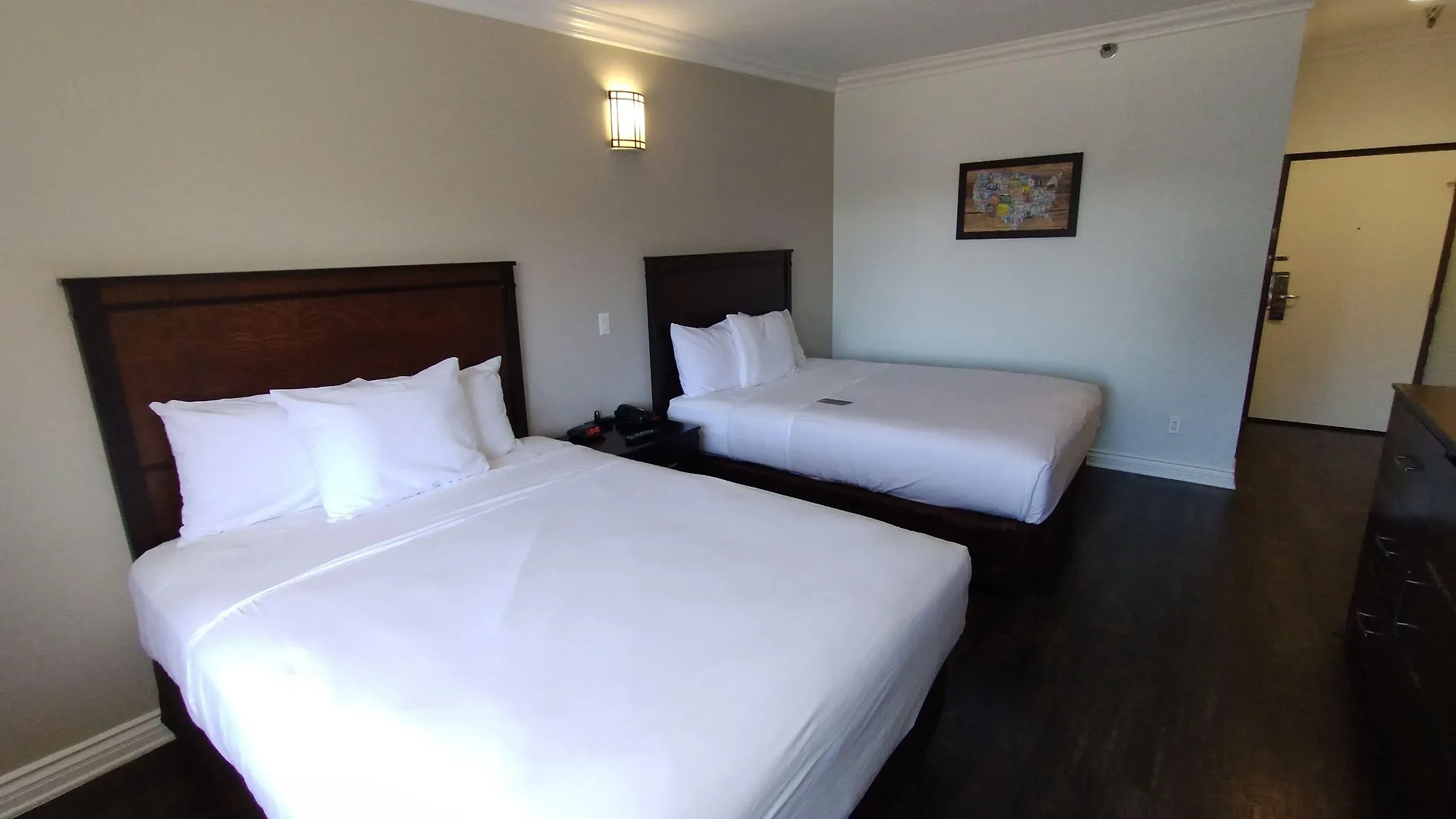 Where to Stay Near Baldy View Dog Park: 6 Airport Hotels